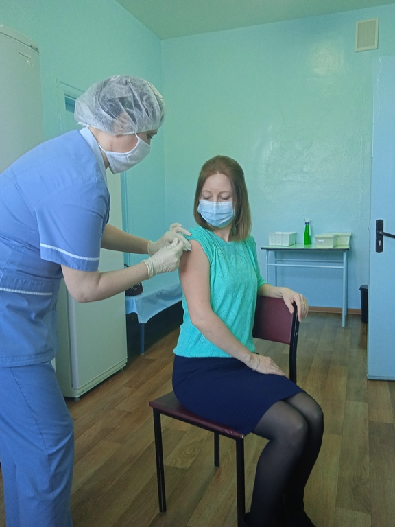 Второй компонент вакцины Спутник V сегодня получили работники районного ЦГЭ Второй компонент вакцины Спутник V сегодня получили работники районного ЦГЭ